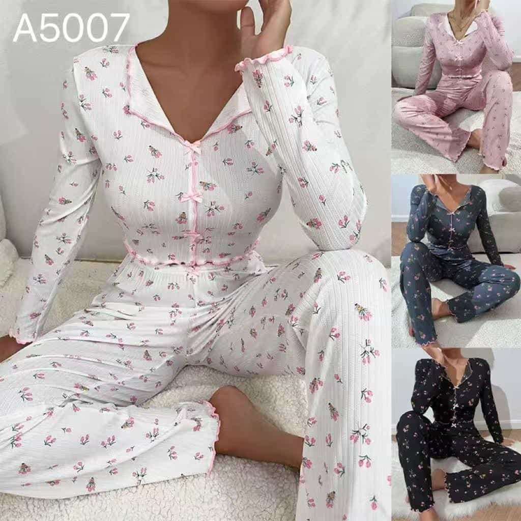 صورة أخرى: طقم بيجاما أبيض بنقشة زهور ناعمة