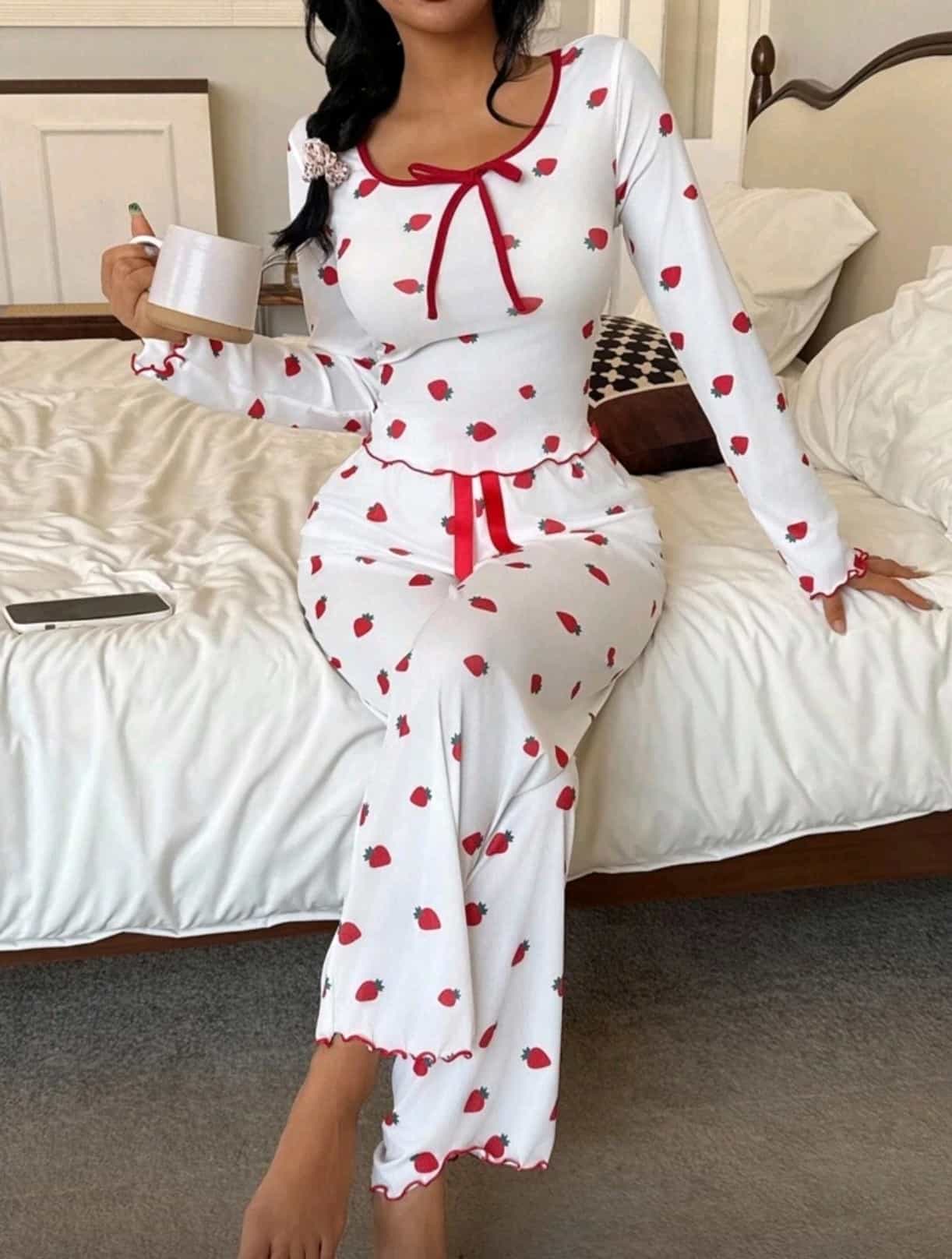 صورة أخرى: طقم بيجاما أبيض بقلوب وربطات حمراء