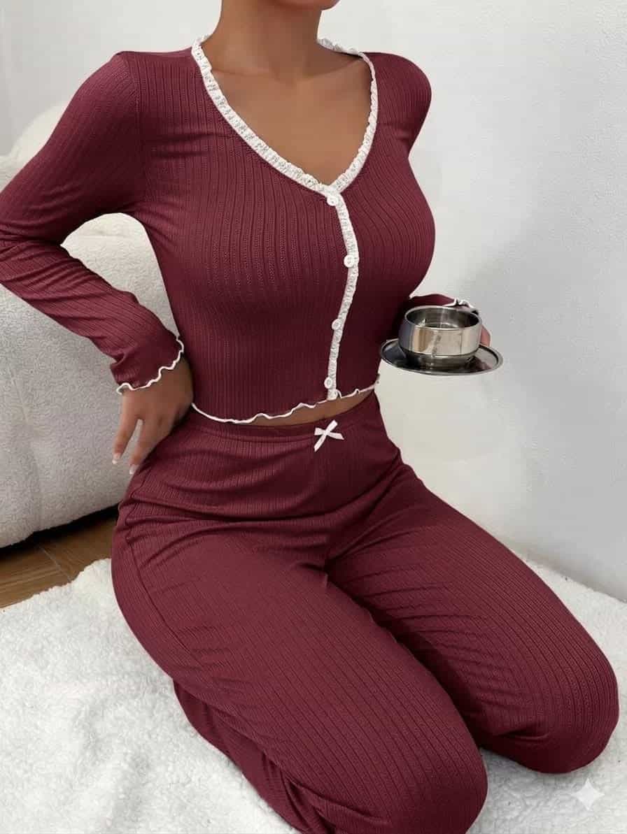 طقم بيتي خمري بحواف بيضاء