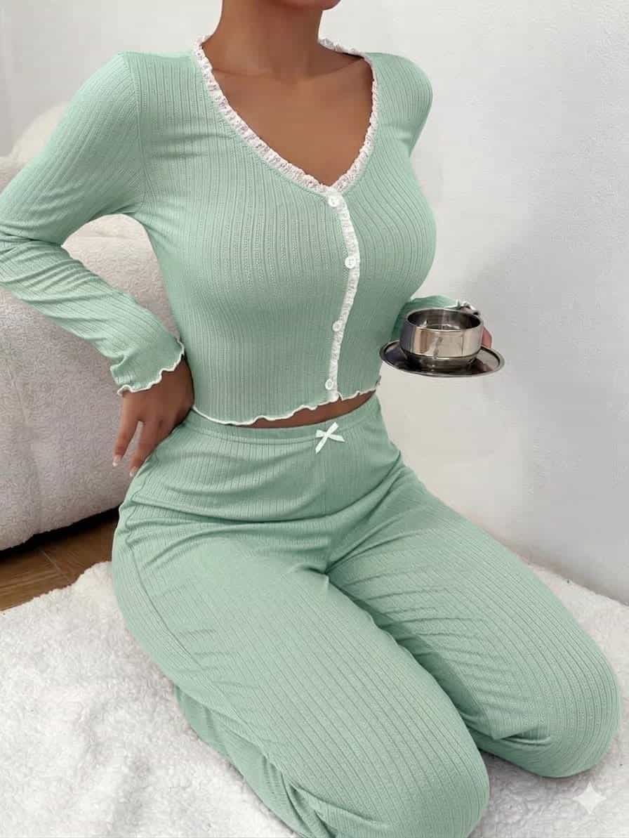 طقم بيتي أخضر فاتح بحواف بيضاء
