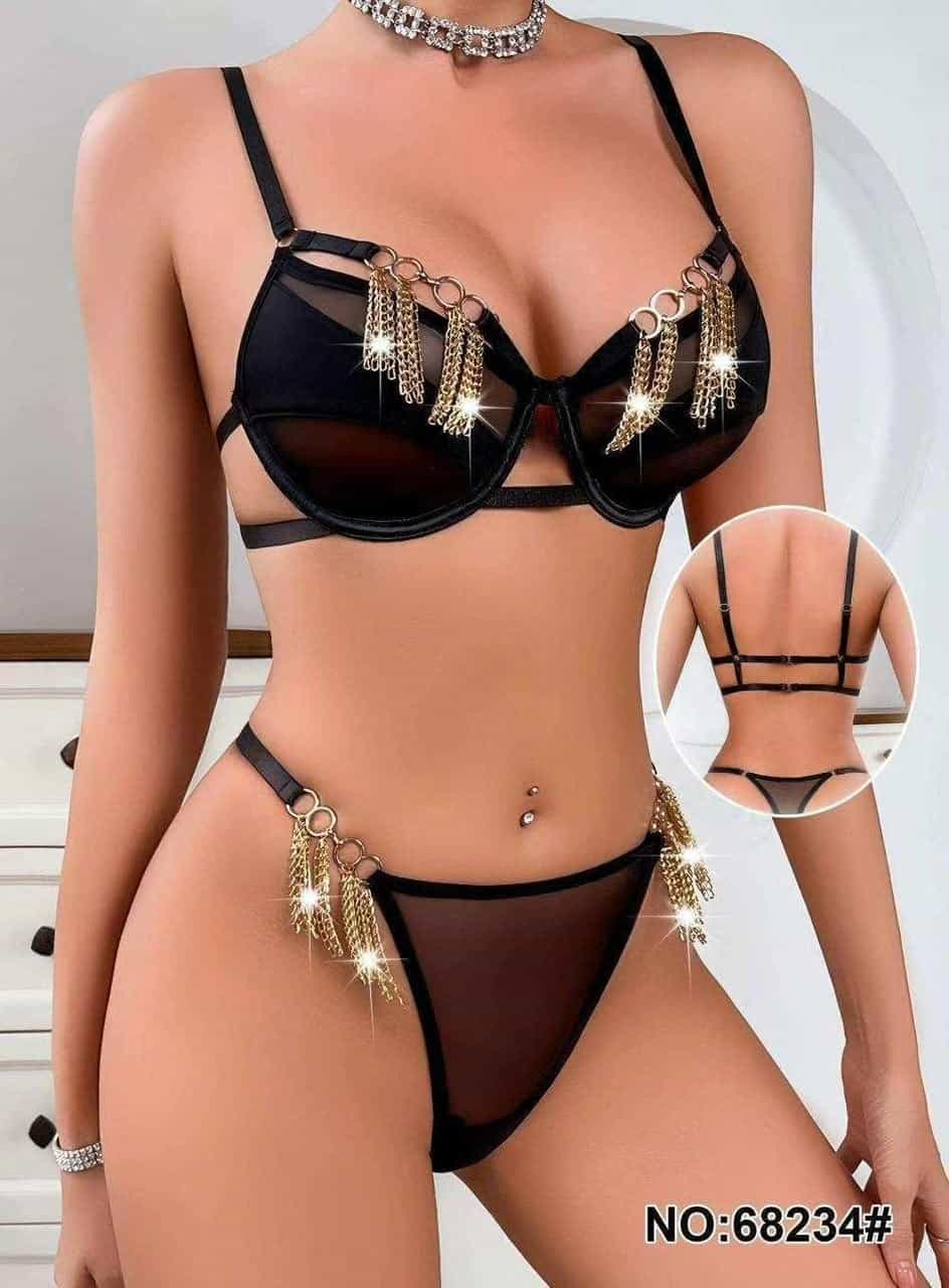 طقم لانجري أسود بتفاصيل ذهبية