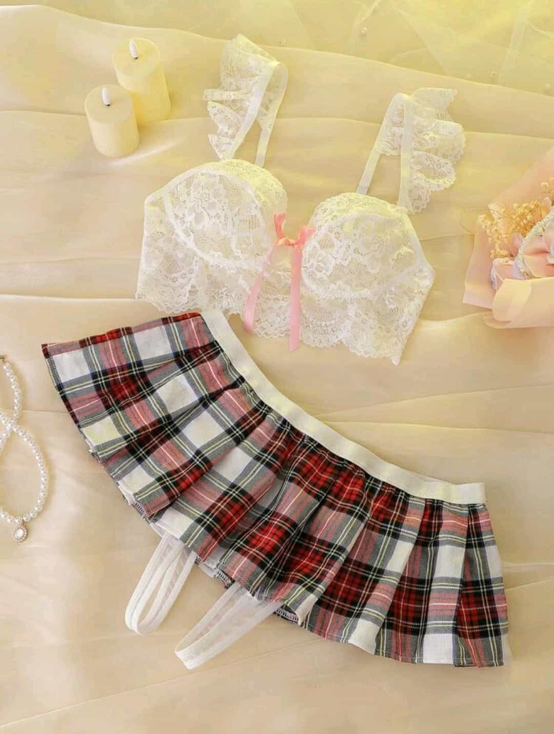 طقم داخلي أبيض مع تنورة مربعات