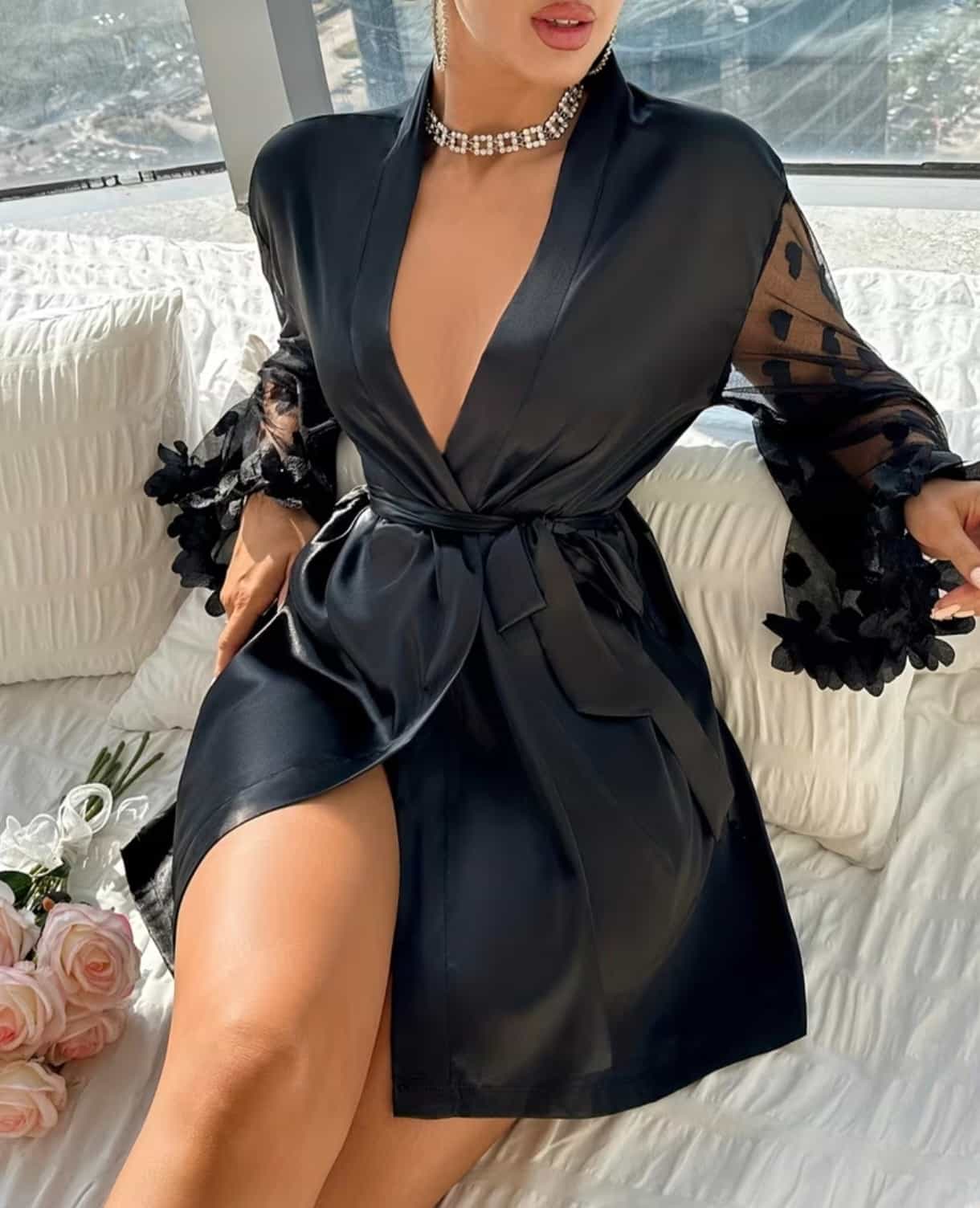 روب أسود بأكمام منقطة